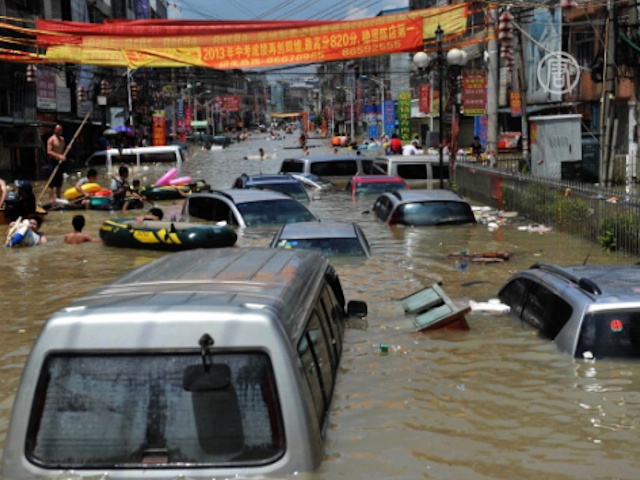 Наводнения в Китае усилены обрушением дамб?