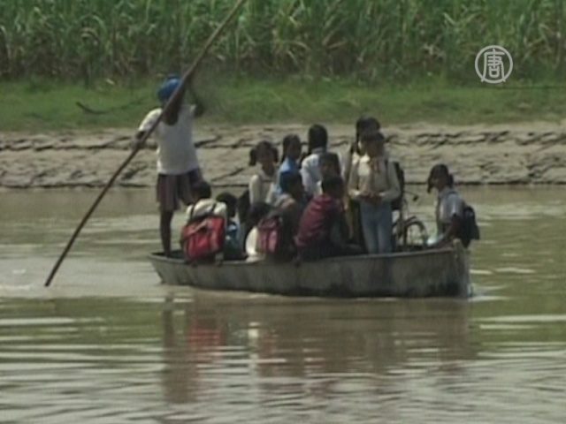 Дети плывут в школу на лодках из-за наводнения