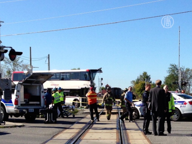 В Канаде поезд протаранил автобус, есть жертвы