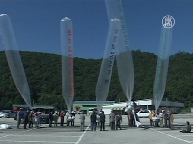 На сторону КНДР запустили шары с листовками