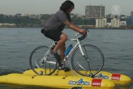 Американец пересек Гудзон по воде на велосипеде