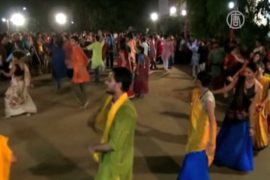 Индуисты празднуют Наваратри, танцуя по кругу