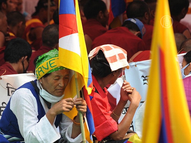 Тибетцы не хотят жить под флагами компартии