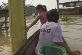 Филиппинцы по пояс в воде ждут нового бедствия