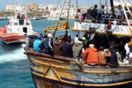Всё больше мигрантов осаждают Лампедузу