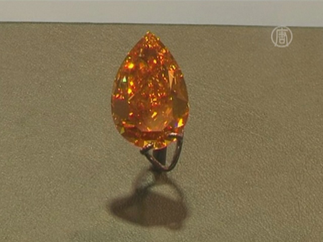 Редчайший оранжевый бриллиант показали в Гонконге