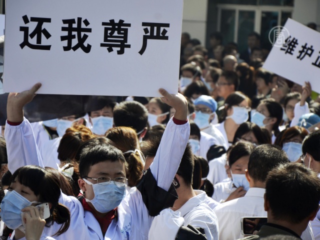 В Китае пациенты всё чаще нападают на врачей