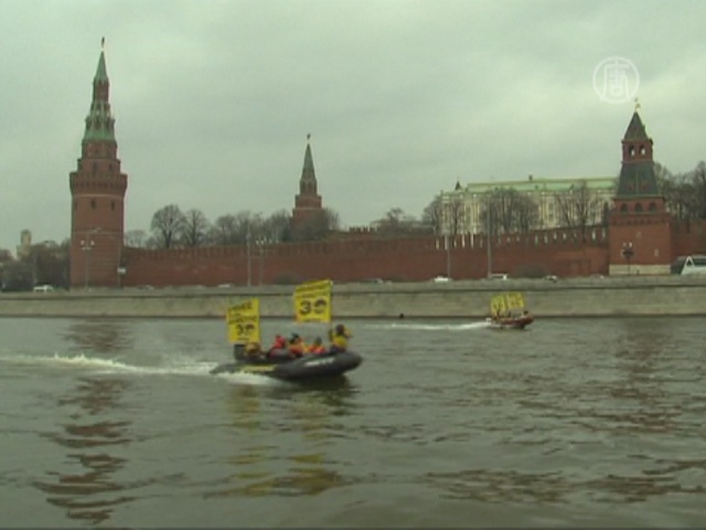 «Гринпис» протестует на Москве-реке