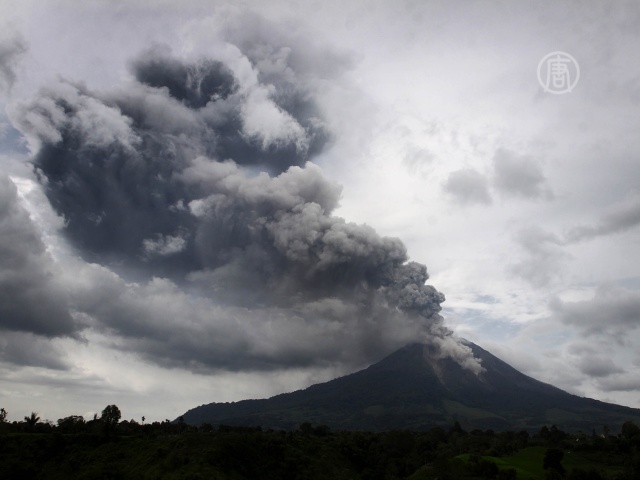 Синабунг в Индонезии продолжает извергаться