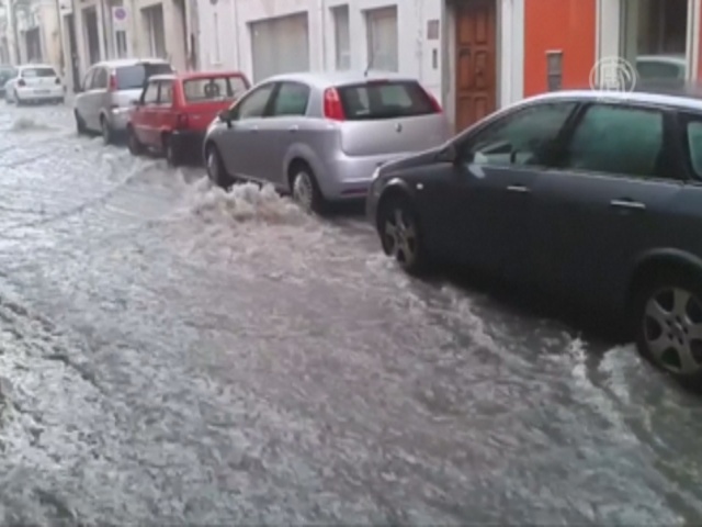 Сотни жителей Сардинии бегут от циклона