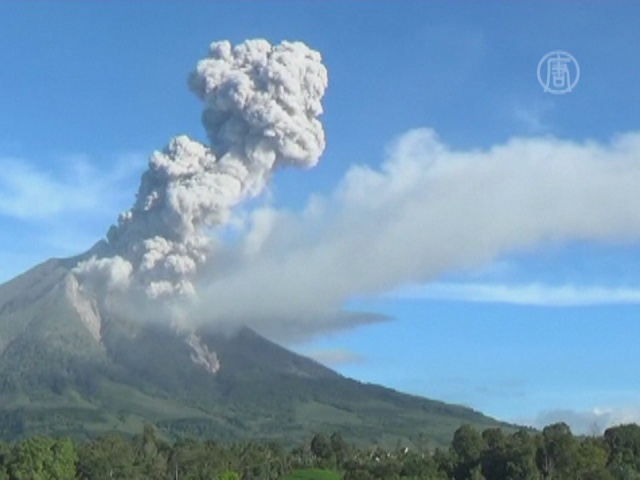 Опасность вулкана Синабунг подняли до максимальной