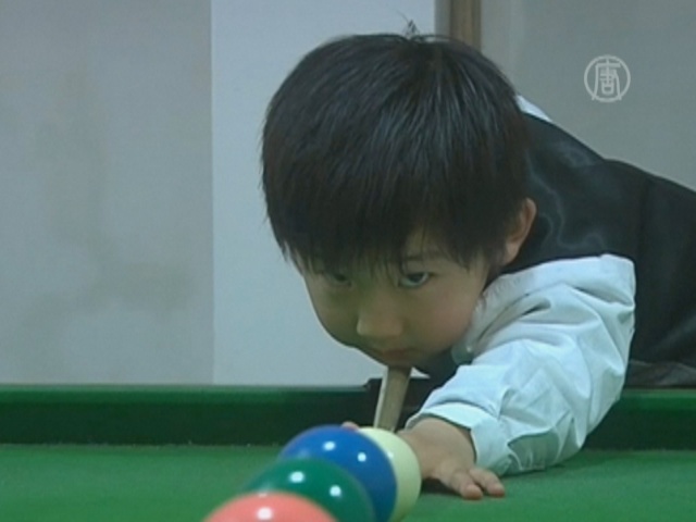 4-летний китаец играет в бильярд лучше мастеров