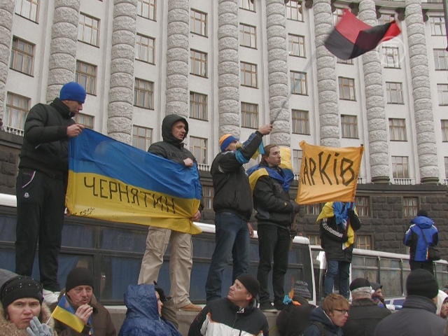 Митингующие заблокировали здание Кабмина