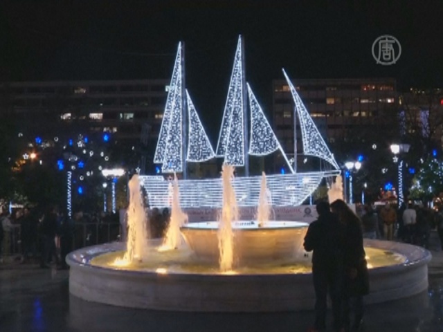 В Афинах зажгли рождественскую… лодку