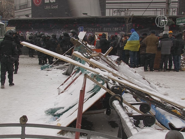 На Майдане укрепляют баррикады