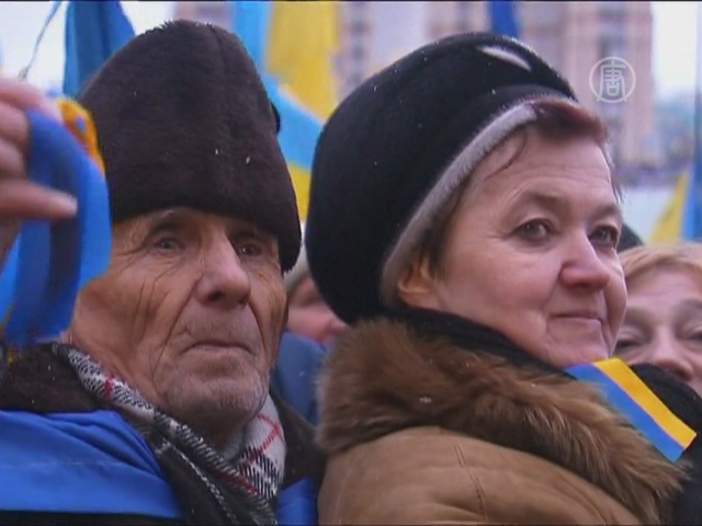 На «Евромайдан» сходятся люди
