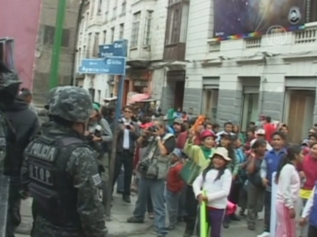 В Боливии протестующие дети подрались с полицией