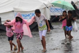Филиппинцы отметили Рождество в палатках