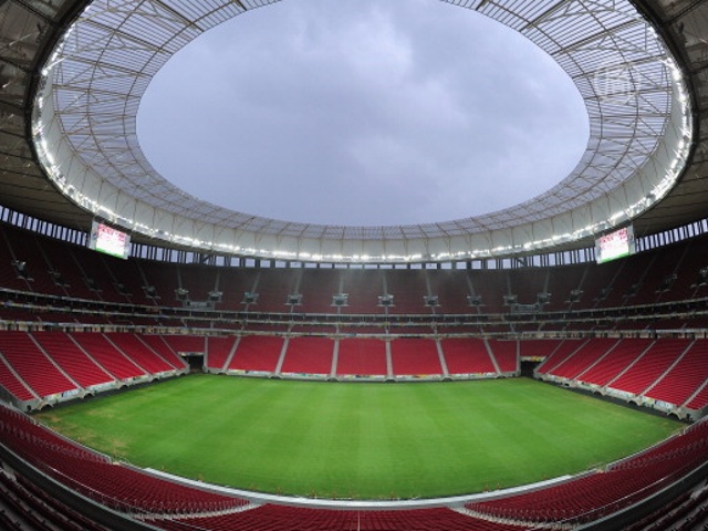 Самый дорогой стадион Бразилии протекает