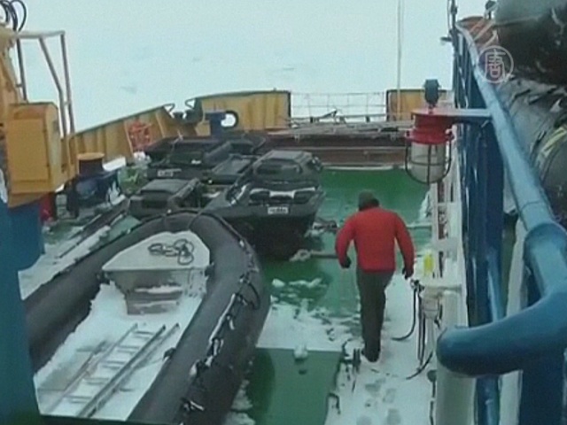 Застрявшее в Антарктике судно ждёт помощи