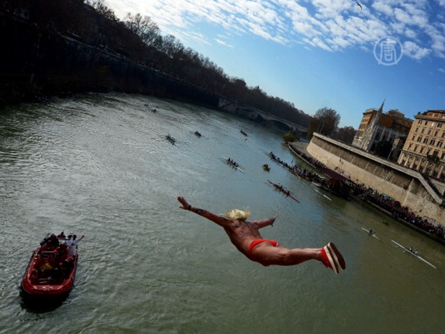 Римляне прыгают с моста в реку в честь Нового года