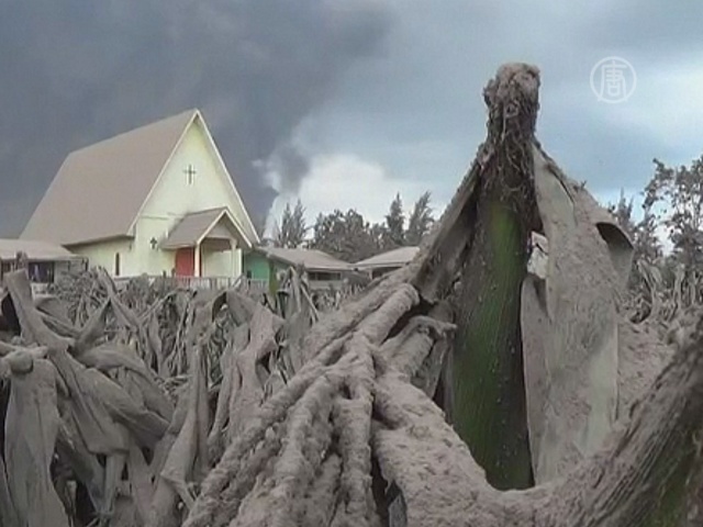 Вулкан Синабунг рушит дома и губит урожай