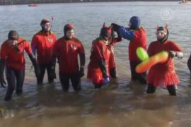Немецкие спасатели не боятся ледяной воды
