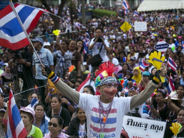 Протестующие парализуют Таиланд