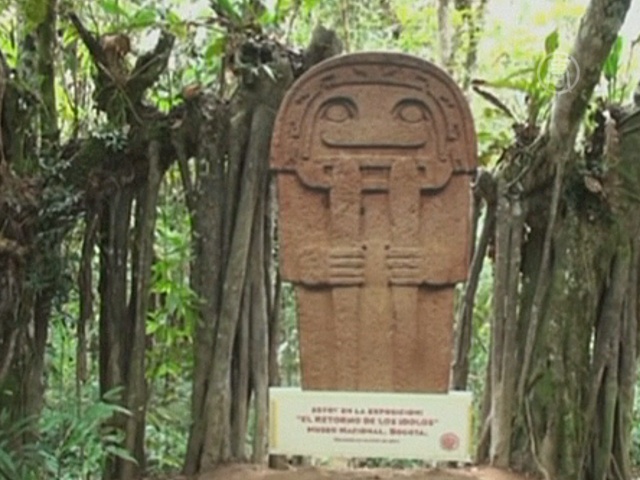 В Колумбии древние статуи заменили картонными
