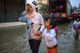 В ходе наводнения в Индонезии погибло 13 человек