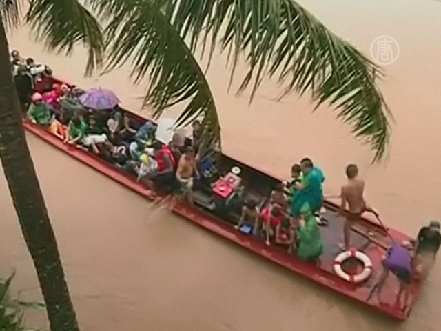 Из-за наводнения на Филиппинах эвакуируют людей