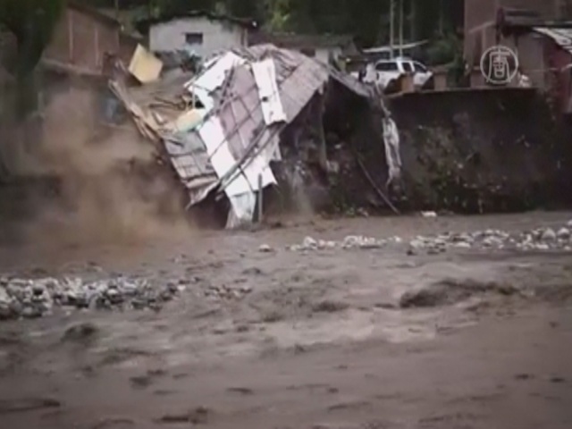Наводнение в Перу затопило дома