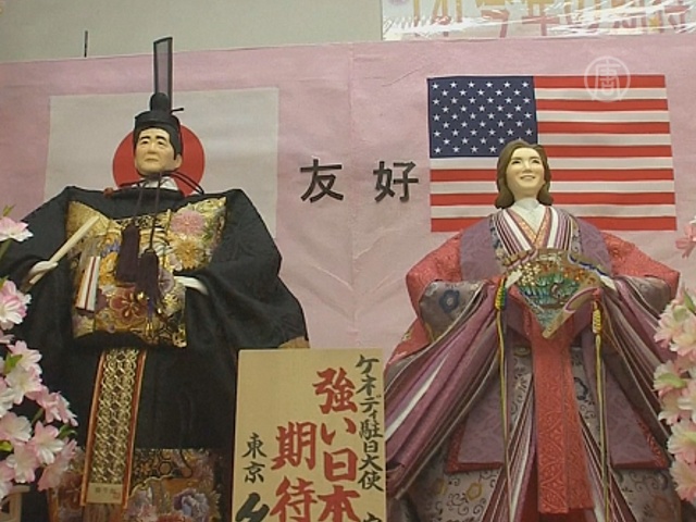 Японцы сделали куклы Синдзо Абэ и посла США
