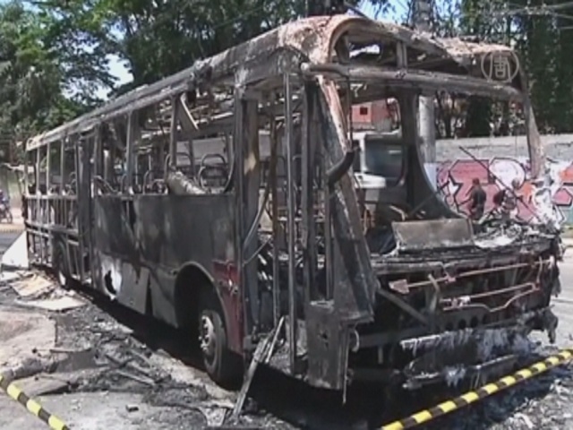В Сан-Паулу продолжают поджигать автобусы
