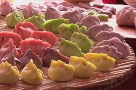 На Новый год китайцы лепят разноцветные пельмени