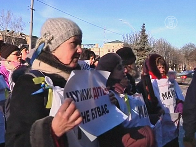 Украинские матери пикетируют посольство РФ