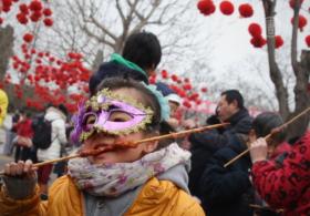 Китайские крестьяне празднуют Начало весны