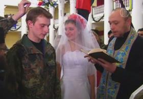 В Киеве сыграли «революционную свадьбу»