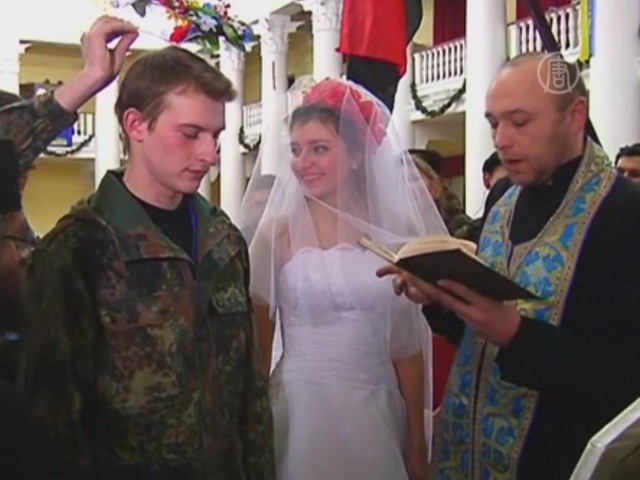 В Киеве сыграли «революционную свадьбу»