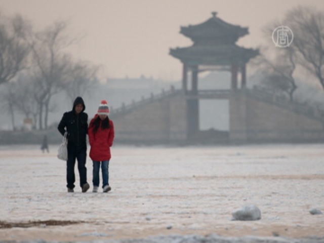 Пекинцы ждут, что первый снегопад улучшит воздух