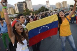 В Венесуэле митингуют против расстрела студентов