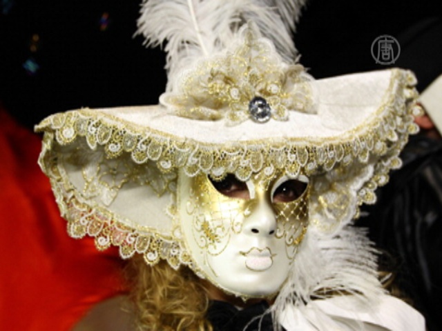 Венецианский карнавал открылся парадом гондол