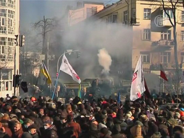 В Киеве — многотысячный протест, есть пострадавшие