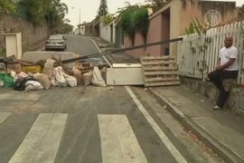 Протестующие в Венесуэле строят уличные баррикады