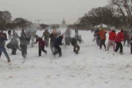 Вашингтонцы после непогоды вышли на битву снежками
