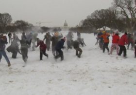 Вашингтонцы после непогоды вышли на битву снежками