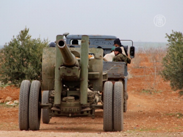 Повстанцы Сирии стреляют из пушек по войскам Асада