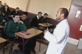 Учитель в Чили ведёт урок рэпом