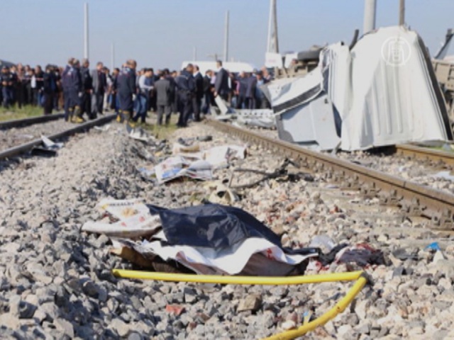 Турция: поезд протаранил маршрутку