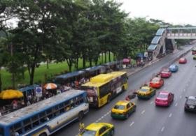 В Таиланде туристический автобус упал в ущелье